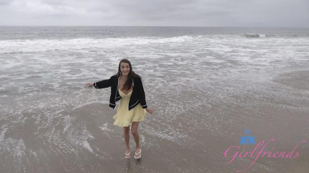 Wild Malibu Road Trip With Summer Renee: Beach Pee, Car Hookup & Backseat Sex Adventure