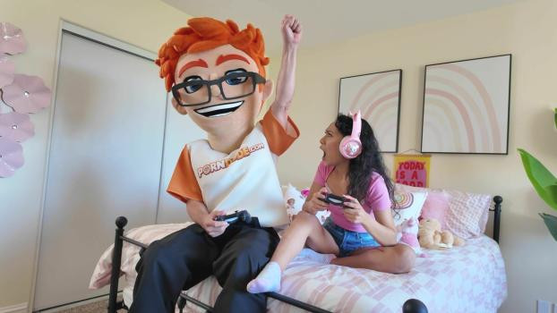 Gamer Girl Sarah Lace Levels Up with Porn Dude – Wild First IRL Hookup